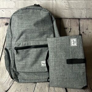 NWOT Herschel settlement diaper bag/ backpack w/ changing mat. Amazing shape